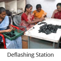 Deflashing station