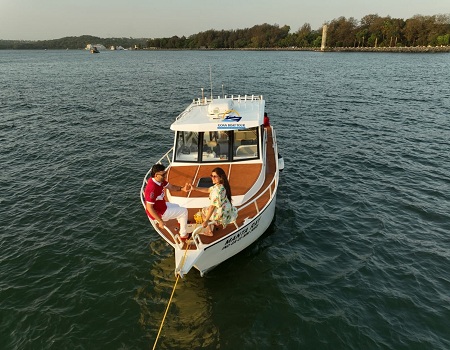 Manta ray yacht