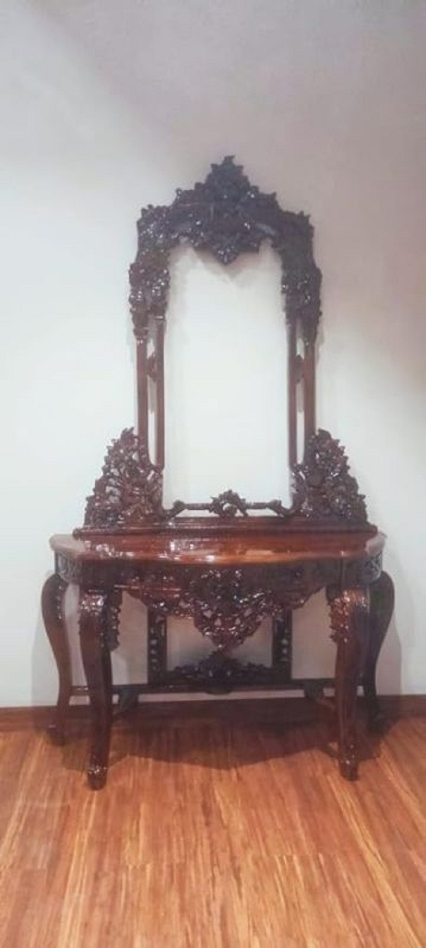 Solid Wooden Antique Dressing Table to Add Vintage Charm to Your Home
