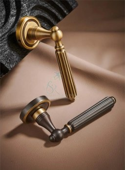 Choosing Durable and Stylish Antique Brass Door Lever Handles